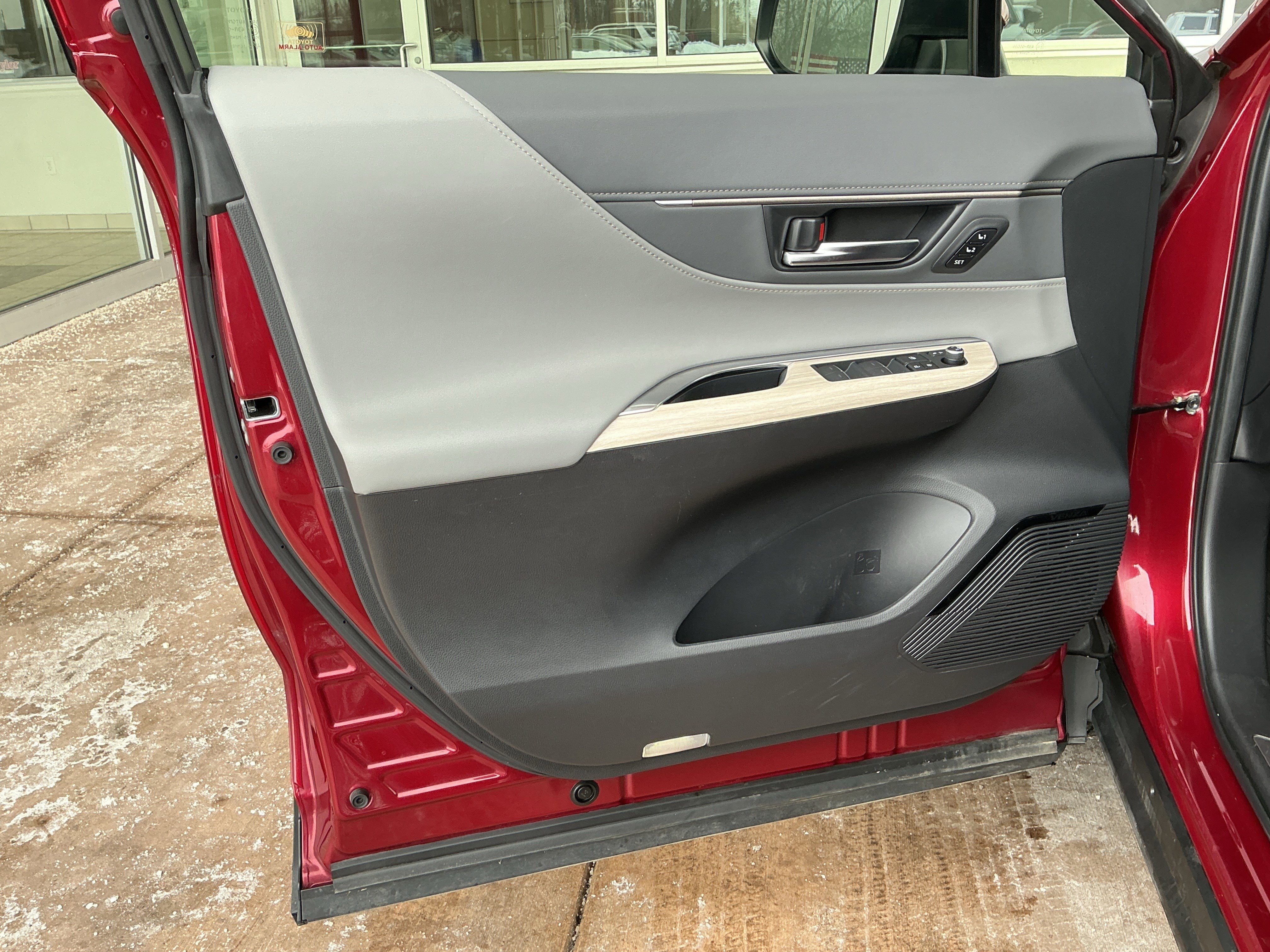 Certified 2021 Toyota Venza XLE image 14