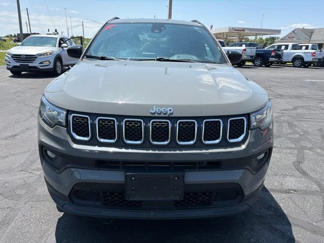 Used 2024 Jeep Compass Latitude AWD/4WD image 2