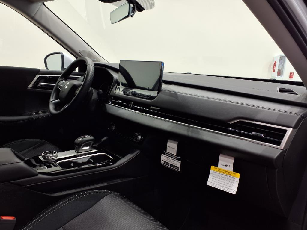 New 2025 Mitsubishi Outlander ES image 14