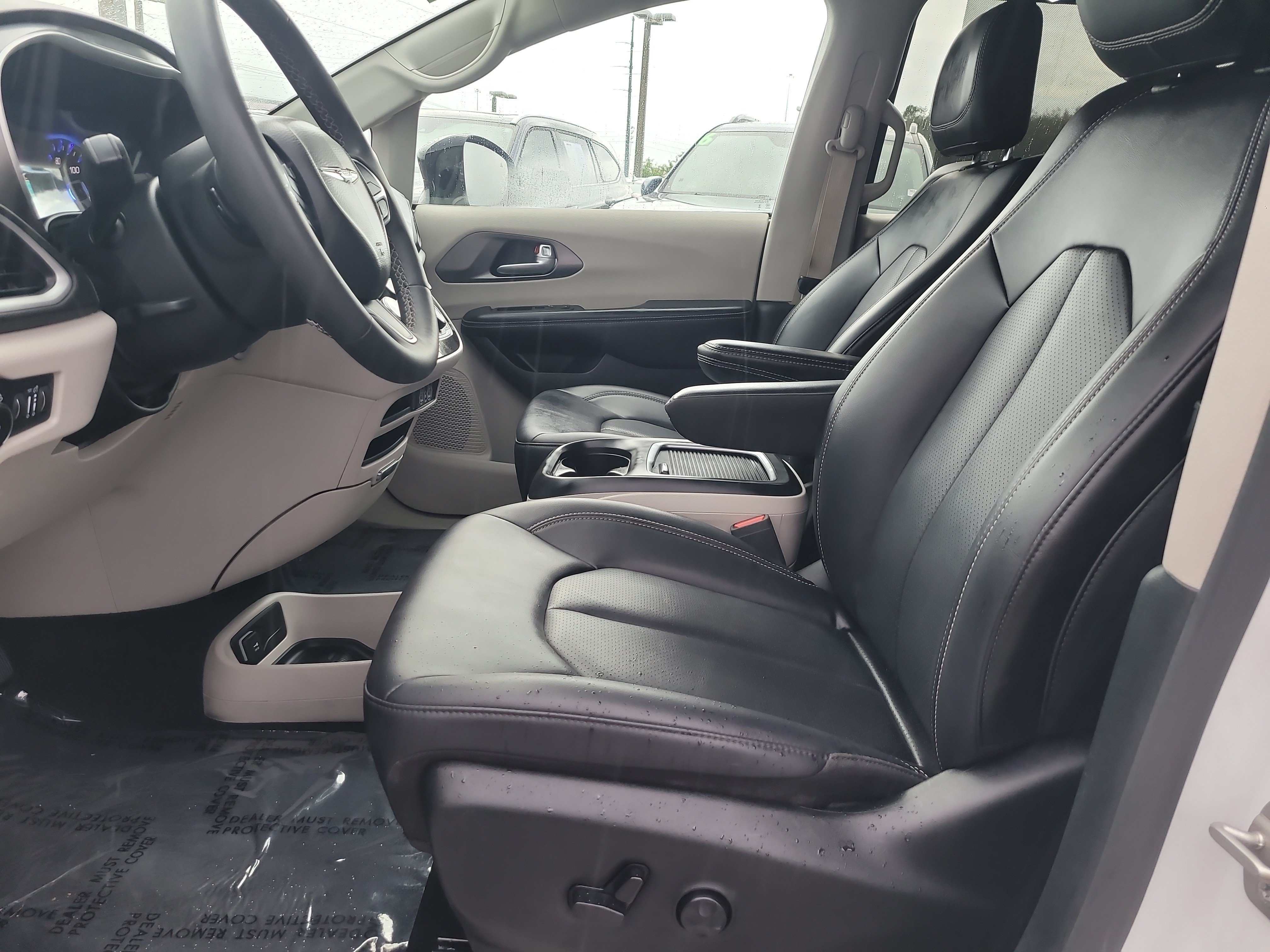 Used 2024 Chrysler Pacifica Touring-L FWD image 16