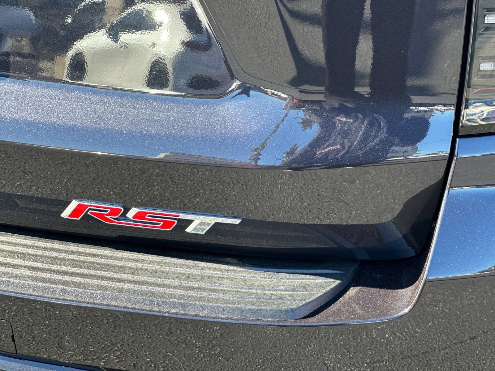 Used 2025 Chevrolet Suburban RST image 34