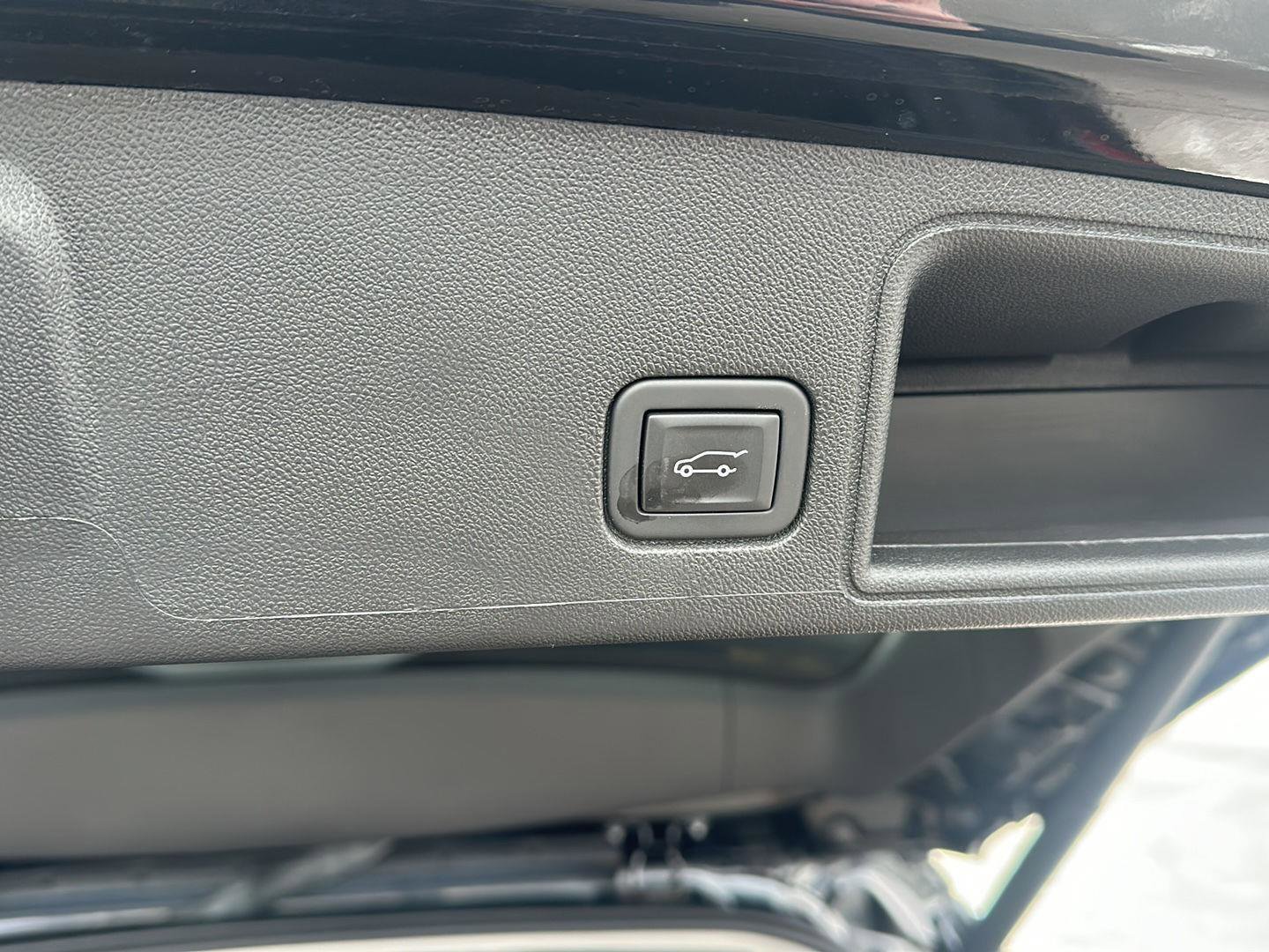 Used 2024 GMC Terrain SLE w/ Driver Convenience Package image 11