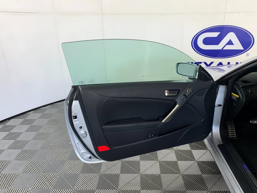 Used 2016 Hyundai Genesis Coupe 3.8 RWD image 13