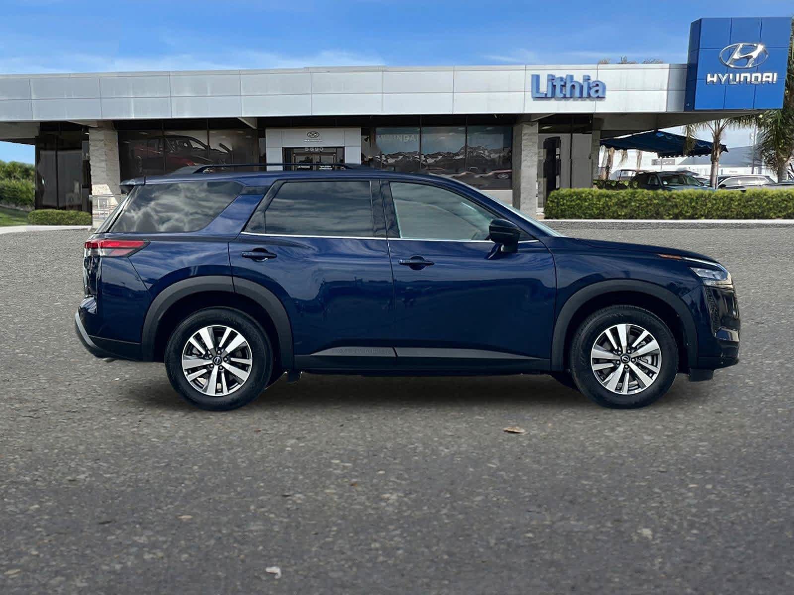 Used 2026 Nissan Pathfinder SL FWD image 9