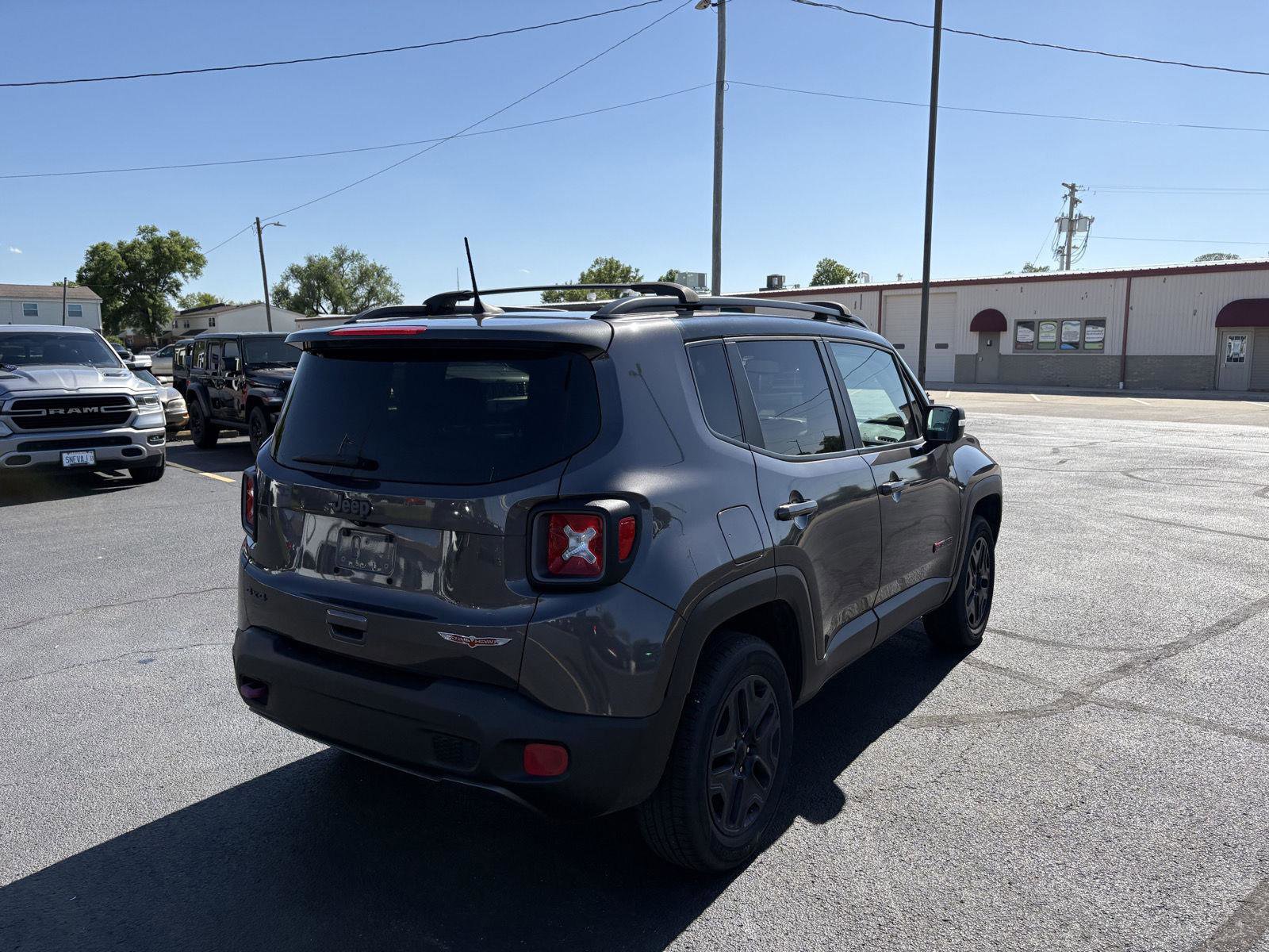Used 2018 Jeep Renegade Trailhawk AWD/4WD image 24