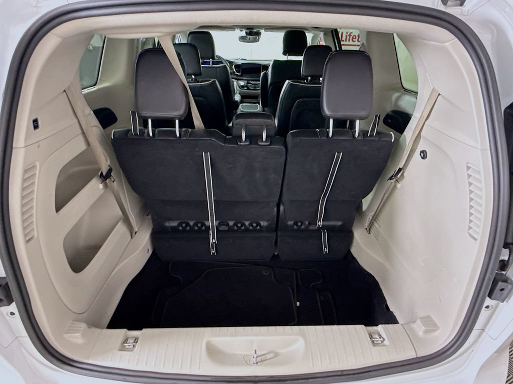 Used 2023 Chrysler Pacifica Limited AWD/4WD image 30