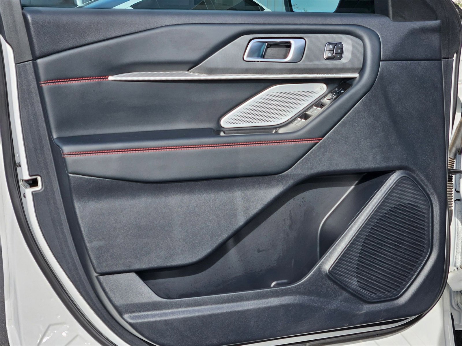 Used 2025 Ford Explorer ST image 11