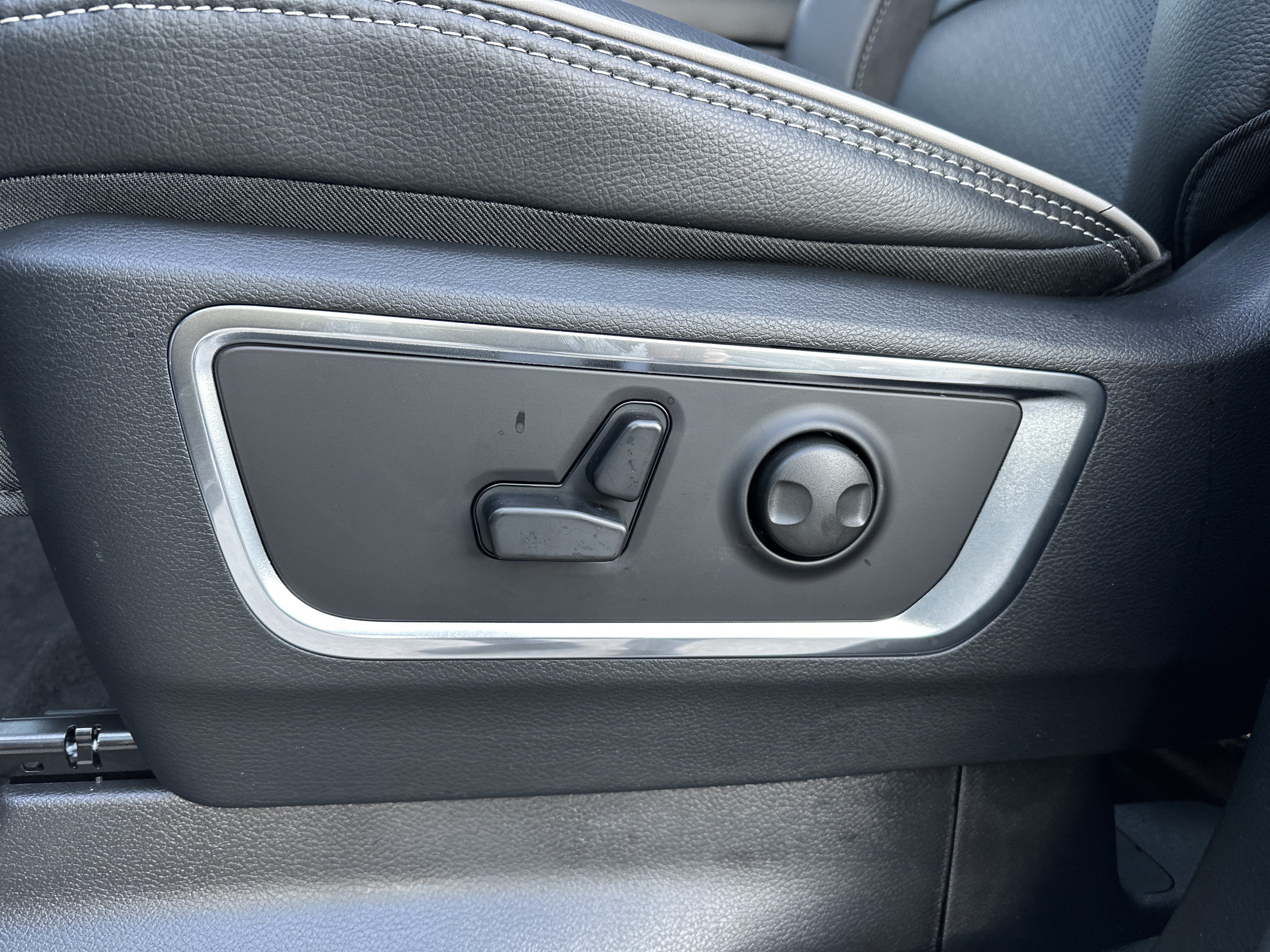 New 2026 RAM 1500 Laramie w/ Night Edition AWD/4WD image 10