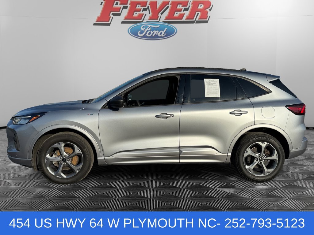 Used 2023 Ford Escape ST-Line w/ Tech Pack #1 AWD/4WD image 2