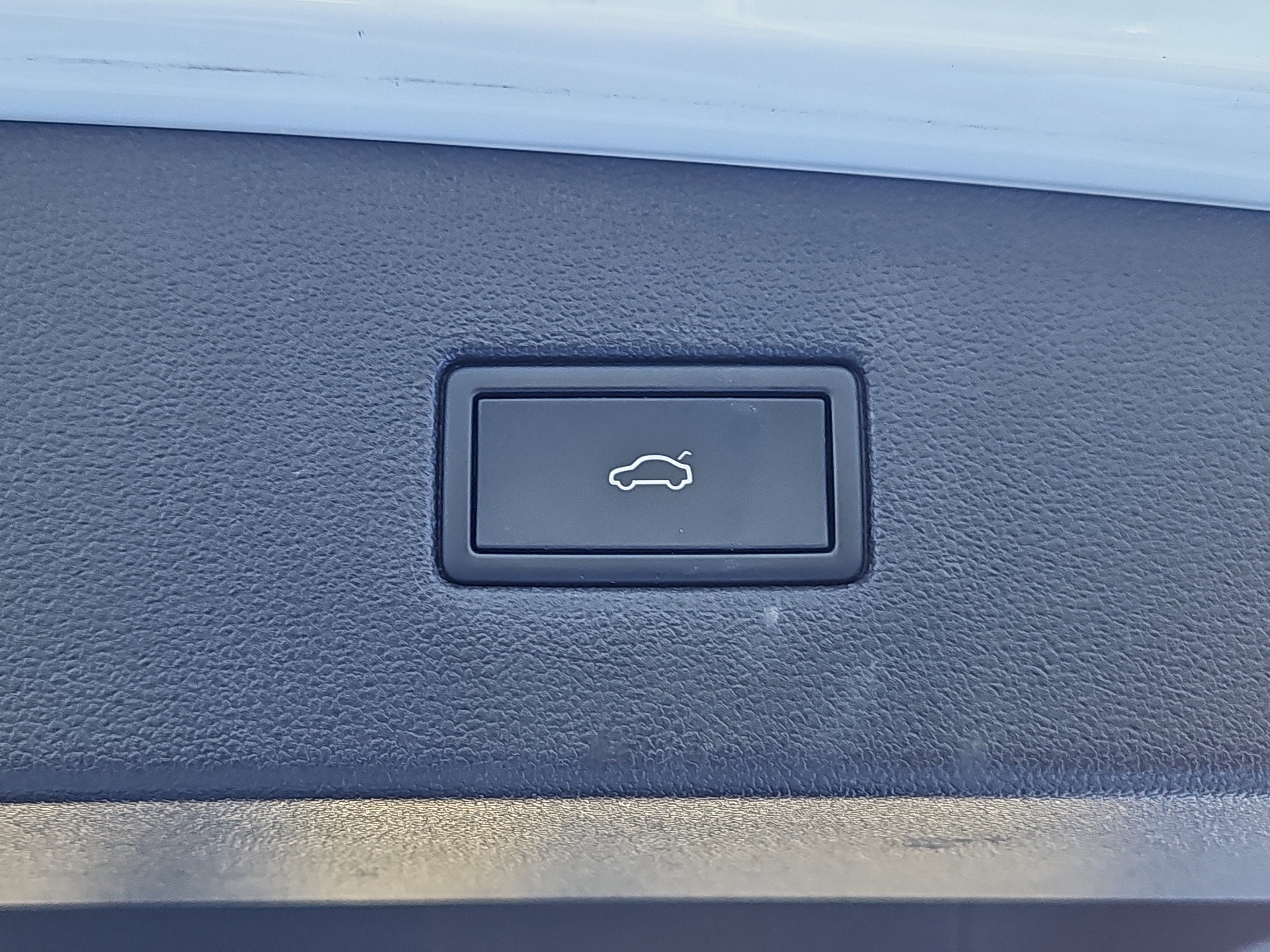 Certified 2022 Volkswagen Tiguan SE w/ Panoramic Sunroof Package image 15