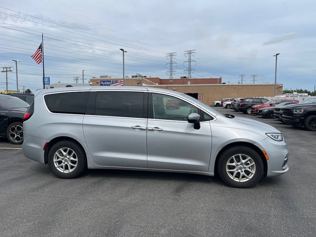 Used 2023 Chrysler Pacifica Touring-L FWD image 3