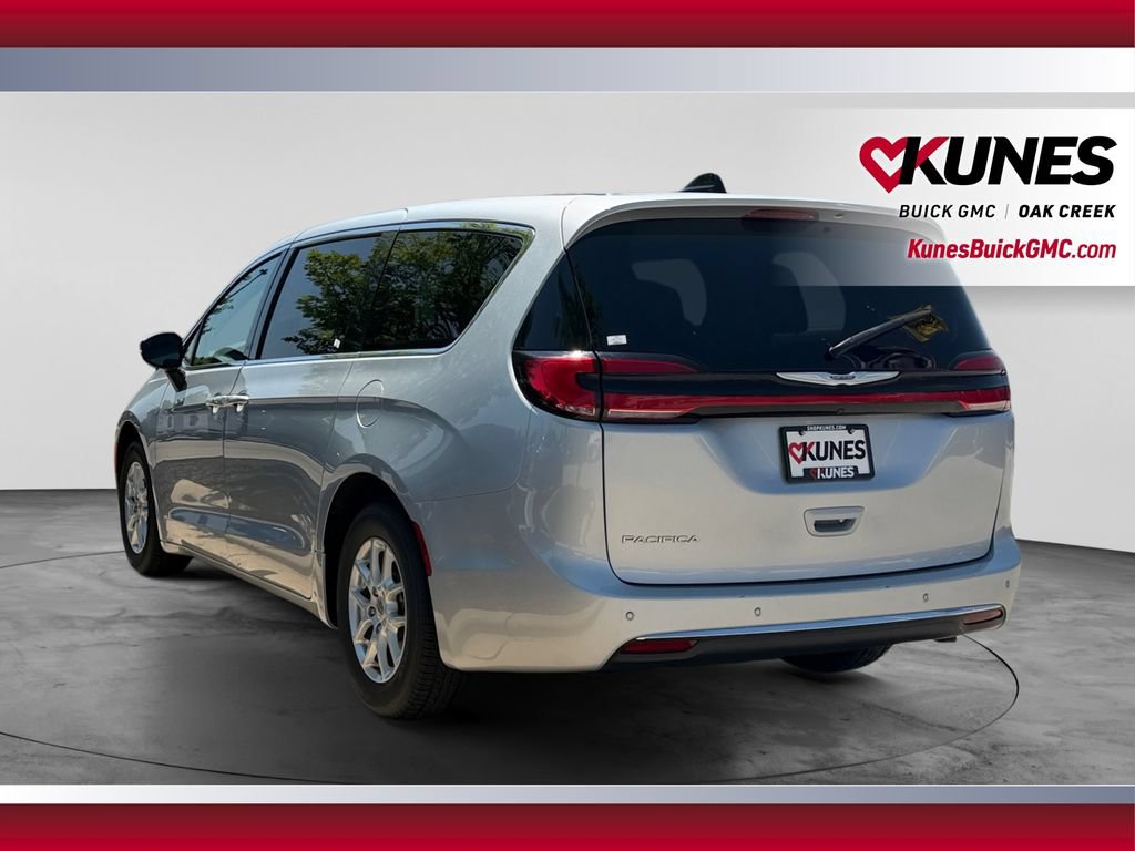 Used 2023 Chrysler Pacifica Touring-L FWD image 8