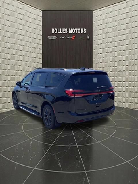 Certified 2021 Chrysler Pacifica Touring-L w/ S Appearance Package AWD/4WD image 5