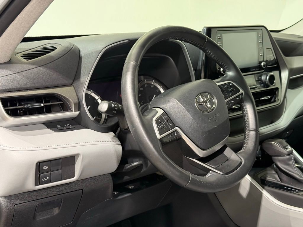 Used 2022 Toyota Highlander XLE image 17