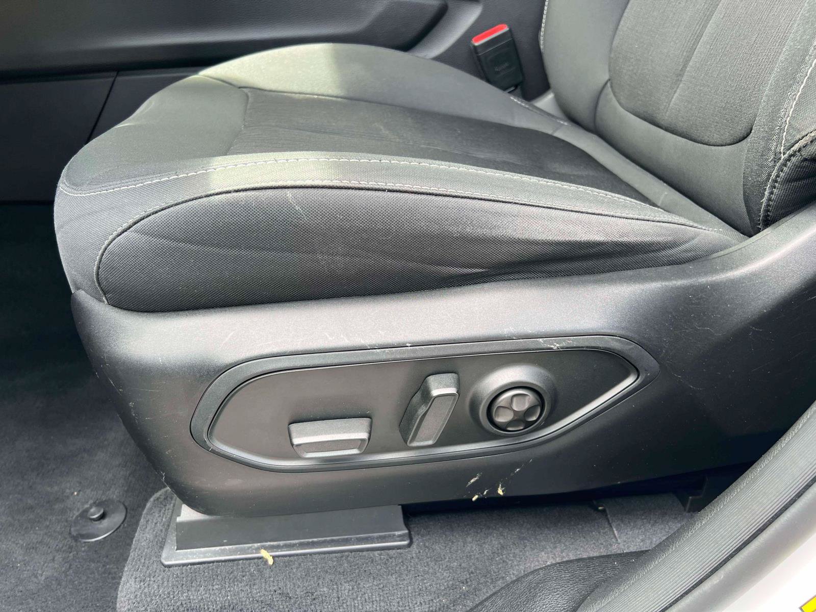 Used 2023 Jeep Grand Cherokee Laredo AWD/4WD image 23