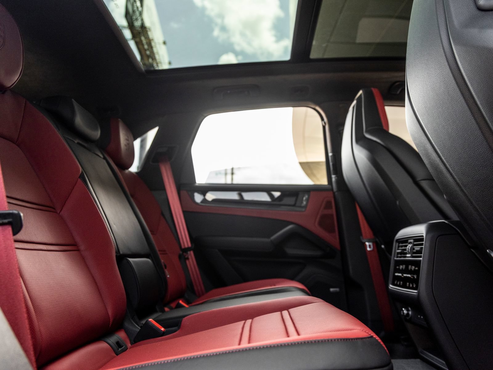 Certified 2025 Porsche Cayenne GTS AWD/4WD image 36