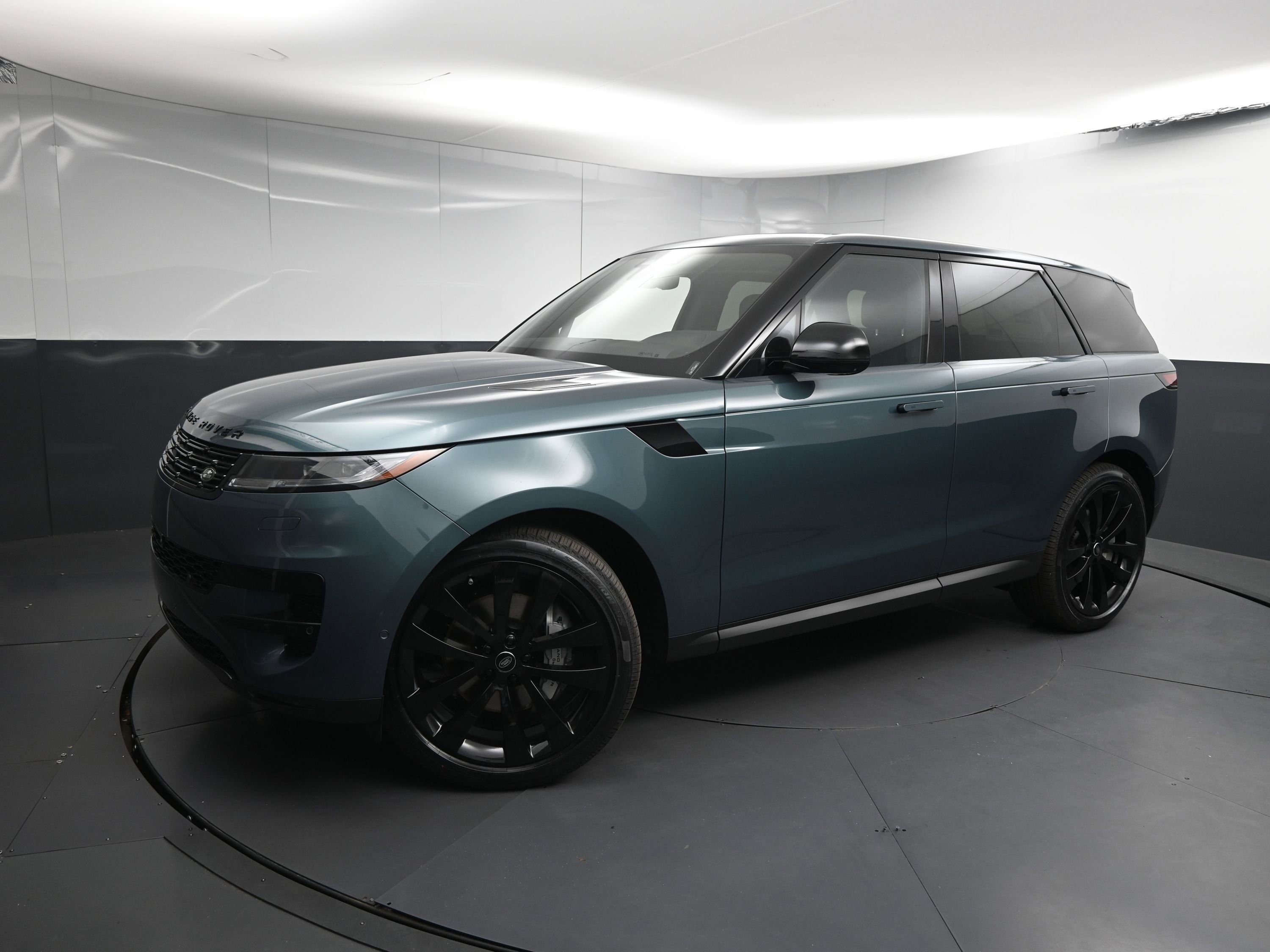 New 2025 Land Rover Range Rover Sport SE