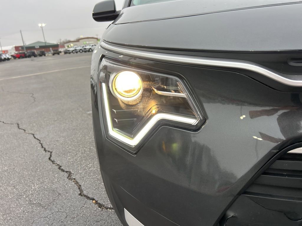 Used 2023 Kia Niro EX image 32