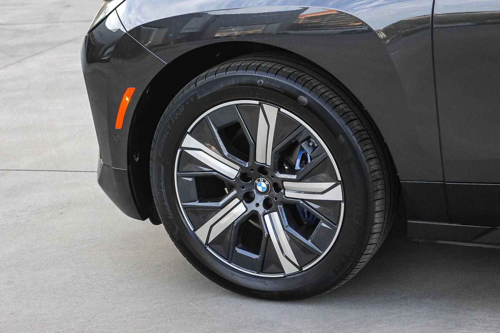 Used 2024 BMW iX xDrive50 w/ Sport Package AWD/4WD image 10