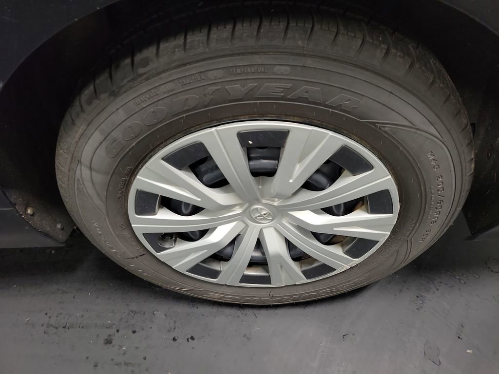 Used 2018 Toyota Camry LE image 10