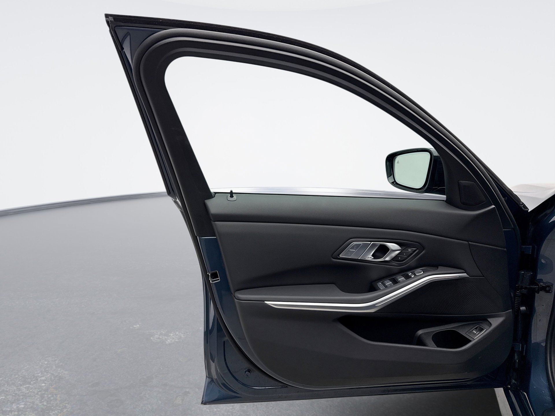 Used 2025 BMW 330i xDrive Sedan w/ M Sport Package image 9