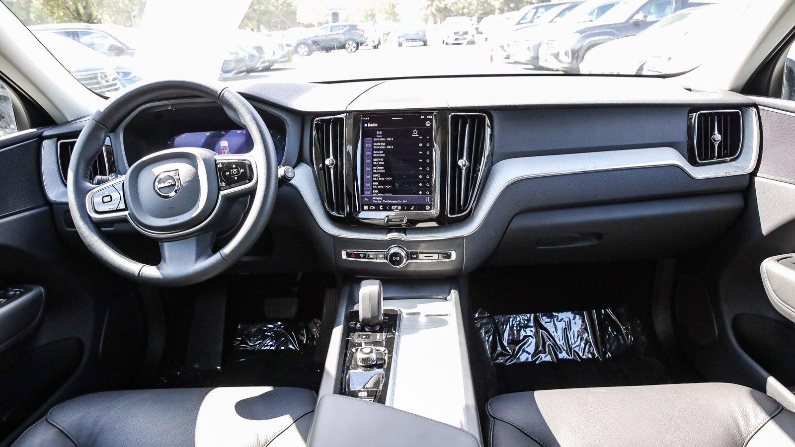 Used 2025 Volvo XC60 B5 Plus w/ Climate Package image 12