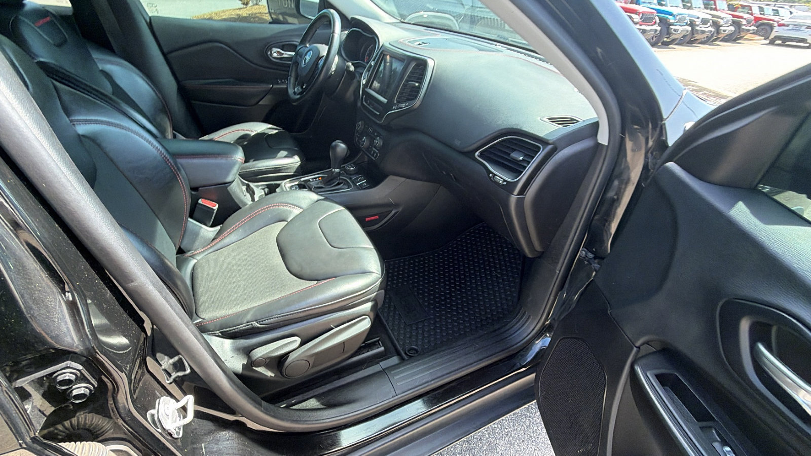 Used 2019 Jeep Cherokee Trailhawk image 19