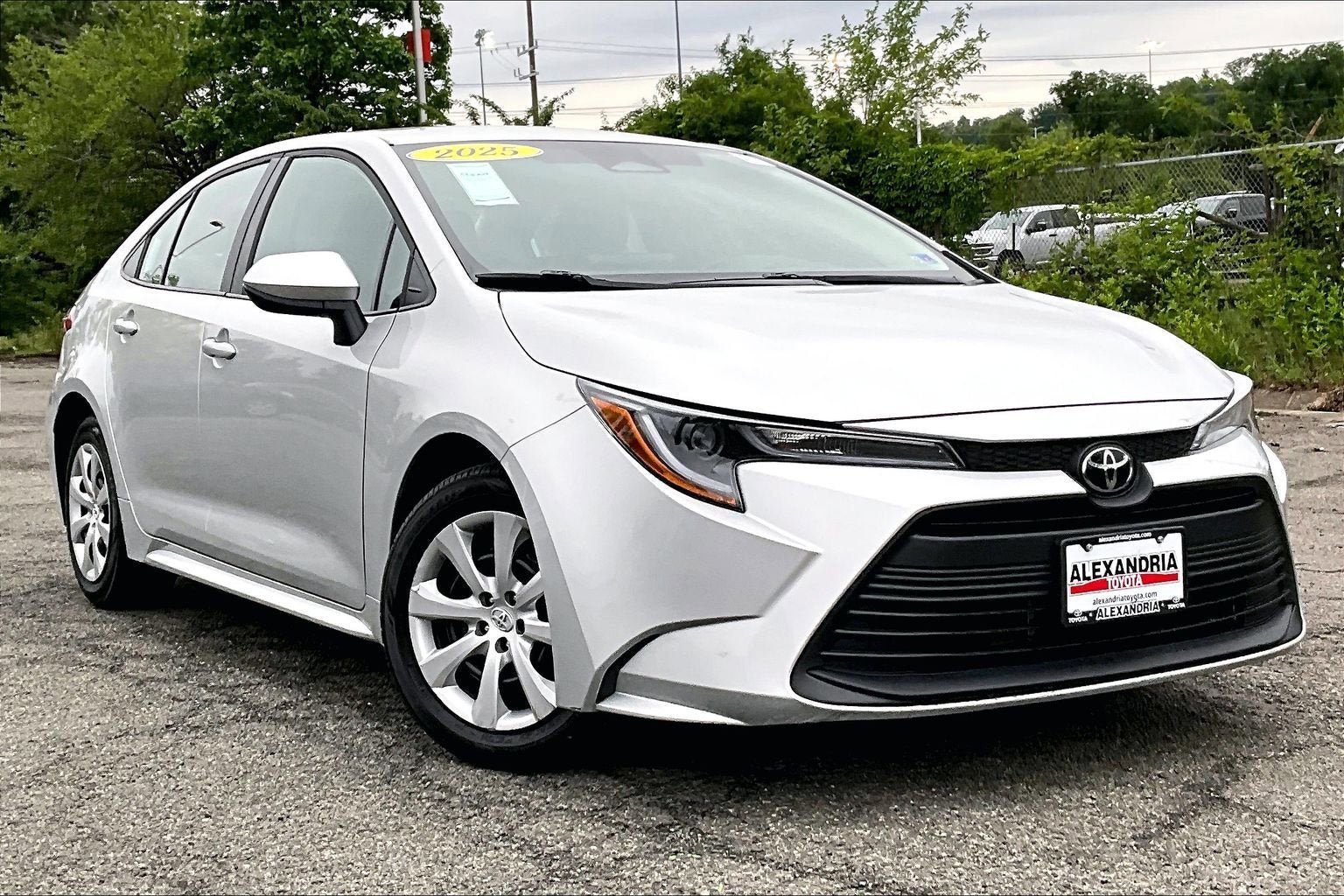Used 2025 Toyota Corolla LE FWD image 2