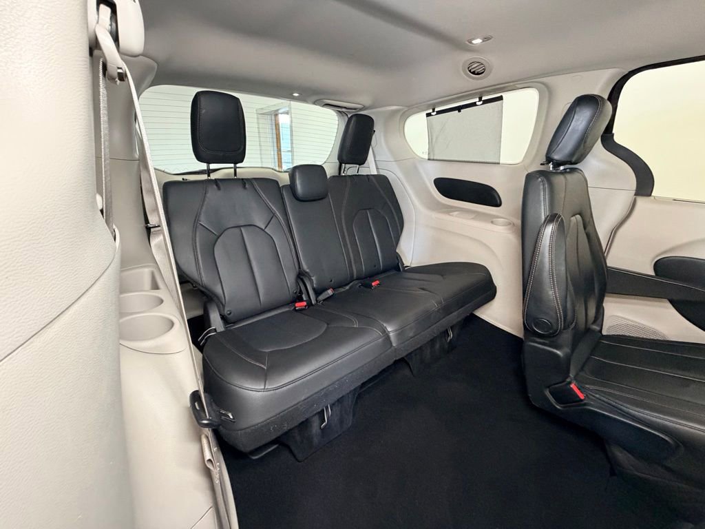 Used 2020 Chrysler Pacifica Touring-L FWD image 9