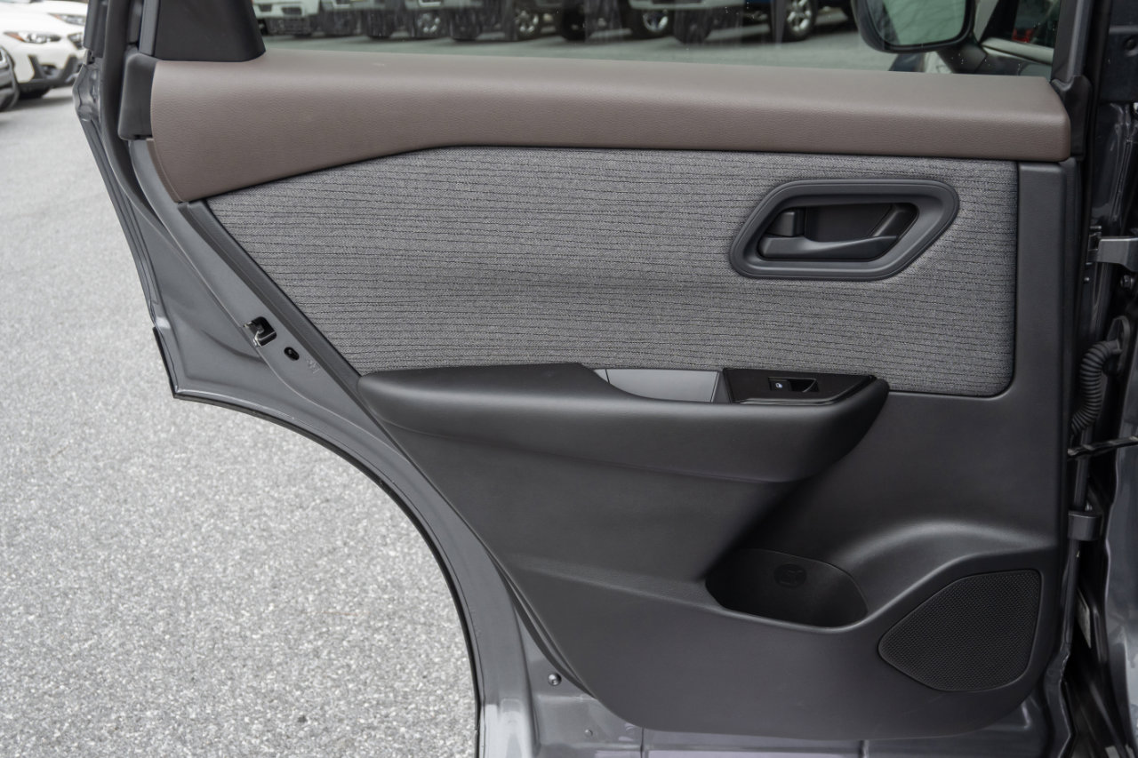 Used 2023 Nissan Rogue S image 15