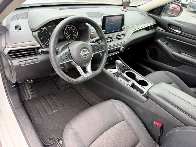 Used 2024 Nissan Altima 2.5 SV FWD image 12