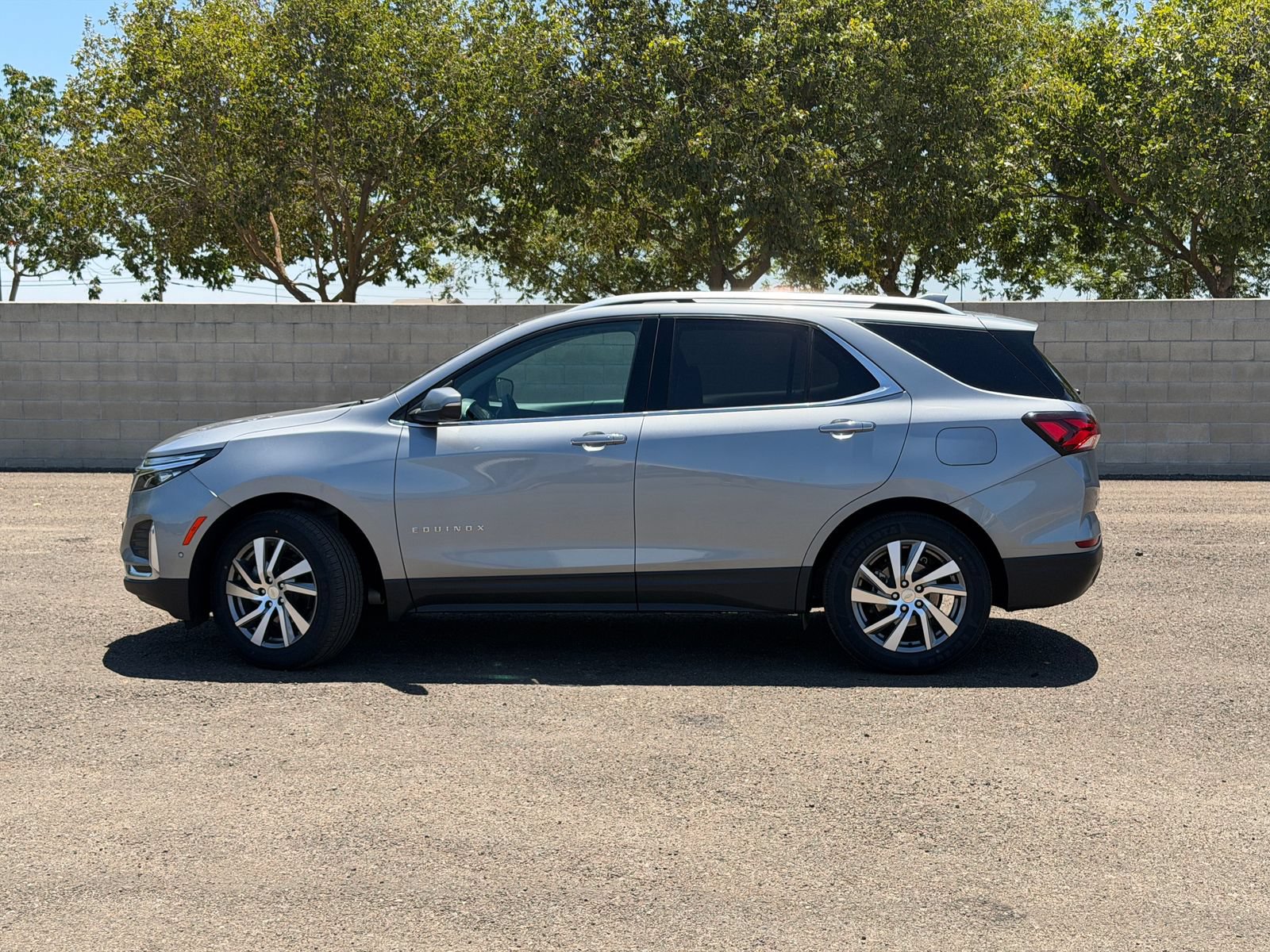 Used 2023 Chevrolet Equinox Premier AWD/4WD image 7