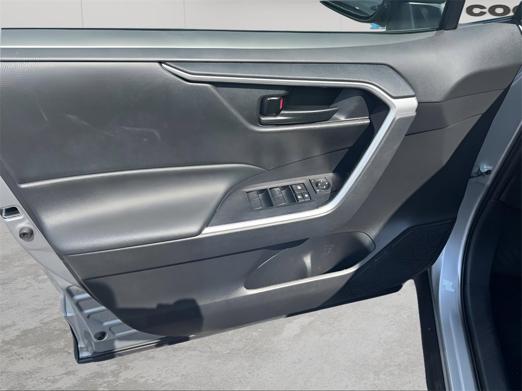 Used 2022 Toyota RAV4 LE image 27