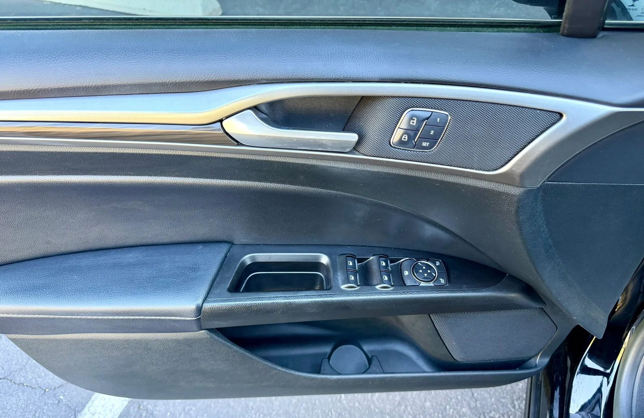 Used 2017 Ford Fusion SE w/ Fusion SE Technology Package image 11