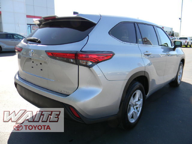Used 2022 Toyota Highlander LE AWD/4WD image 2