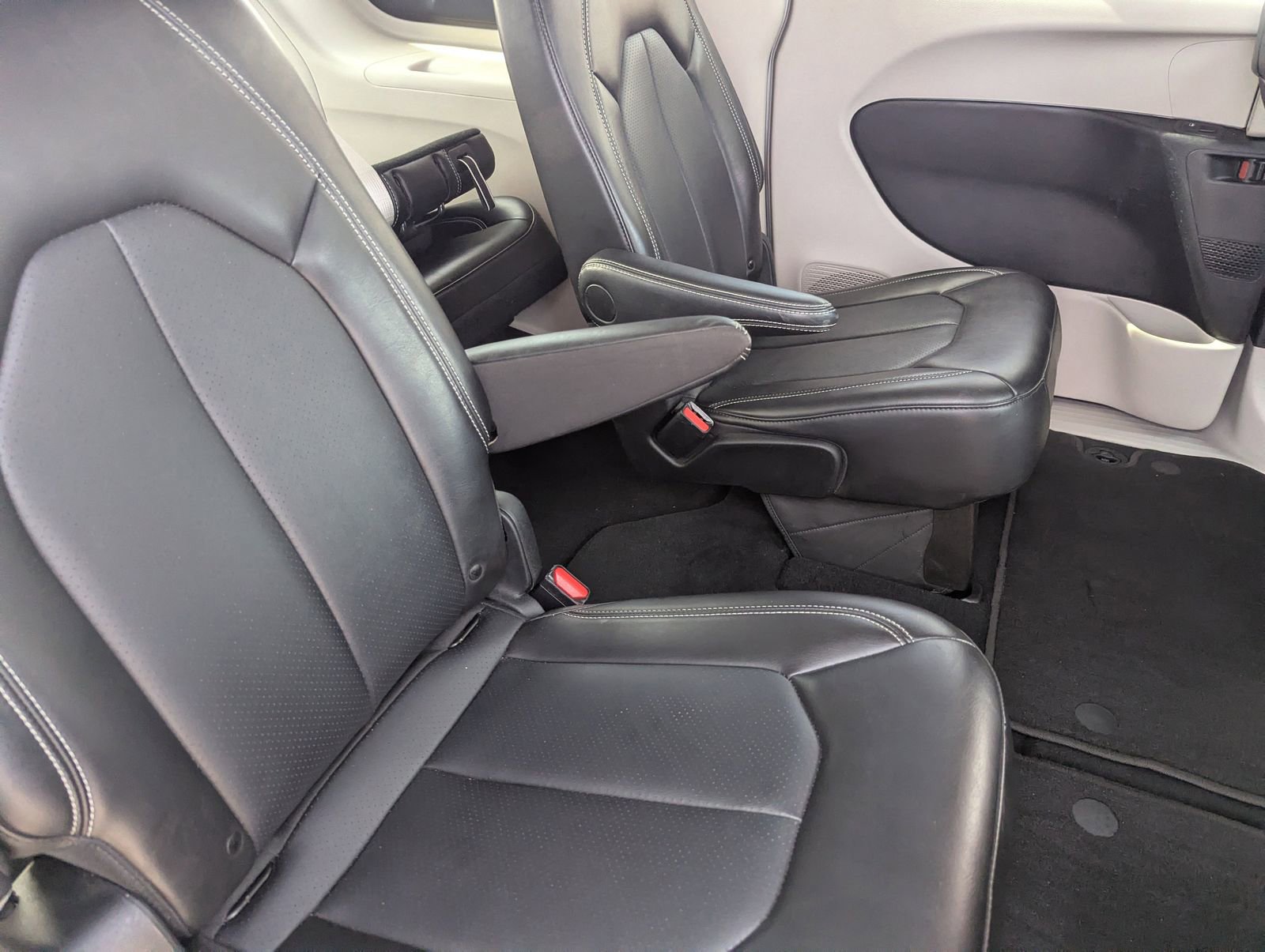 Used 2024 Chrysler Pacifica Touring-L image 13