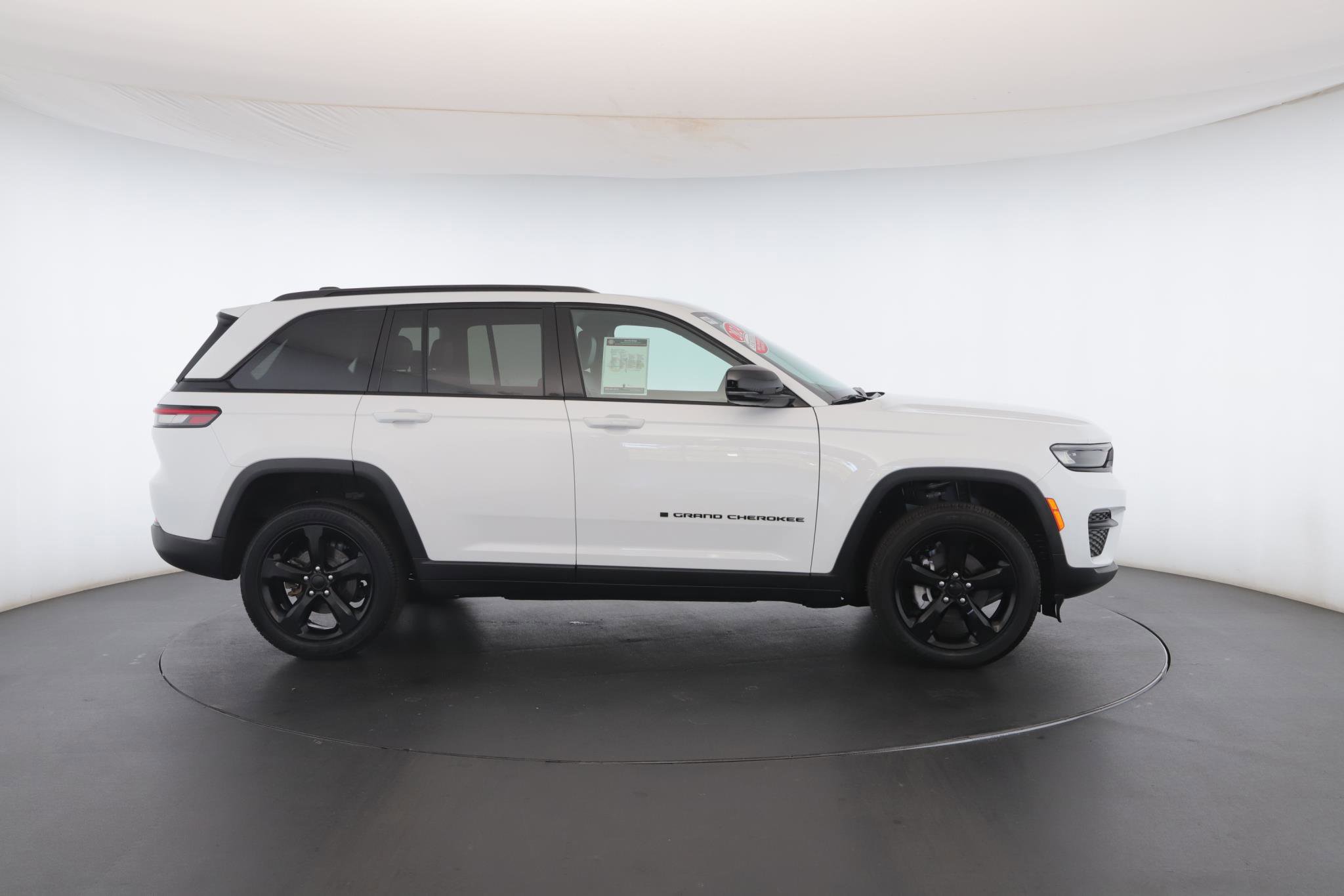 Used 2024 Jeep Grand Cherokee Altitude image 33