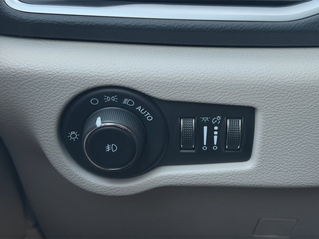 Used 2024 Chrysler Pacifica Touring-L image 18