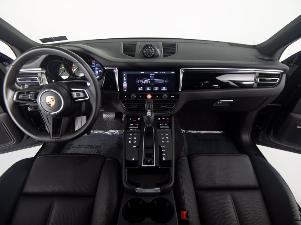Certified 2026 Porsche Macan AWD/4WD image 32