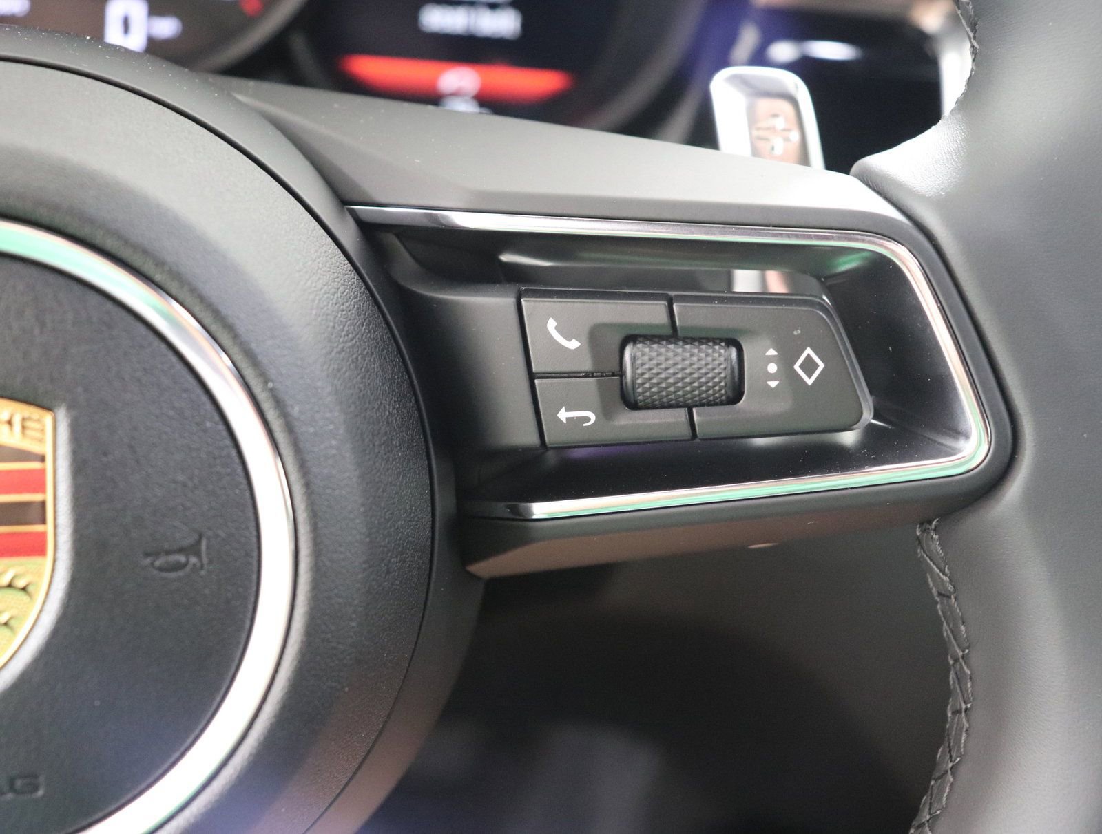 Certified 2025 Porsche Macan image 34