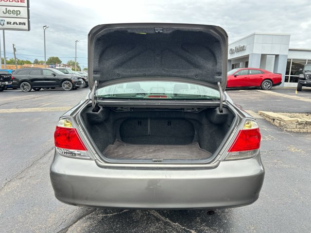 Used 2005 Toyota Camry XLE w/ VSC & Side Airbag Pkg FWD image 6