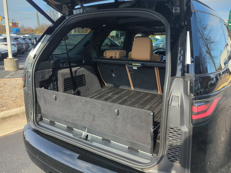 Certified 2024 Land Rover Discovery Dynamic SE image 34