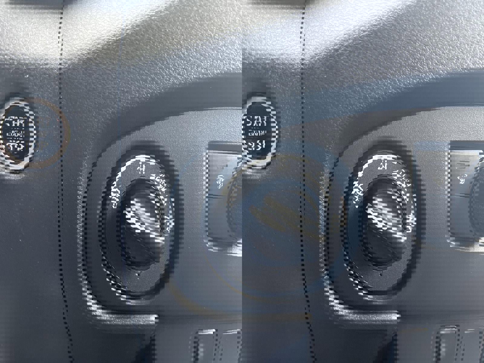 Used 2023 Nissan Frontier PRO-4X w/ Technology Package image 24