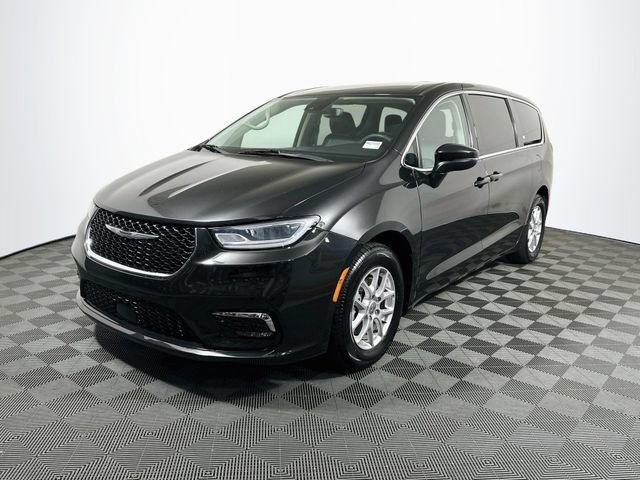 Used 2023 Chrysler Pacifica Touring-L FWD image 4