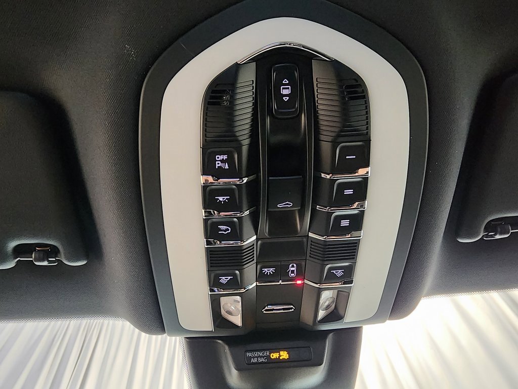 Used 2025 Porsche Macan . image 16