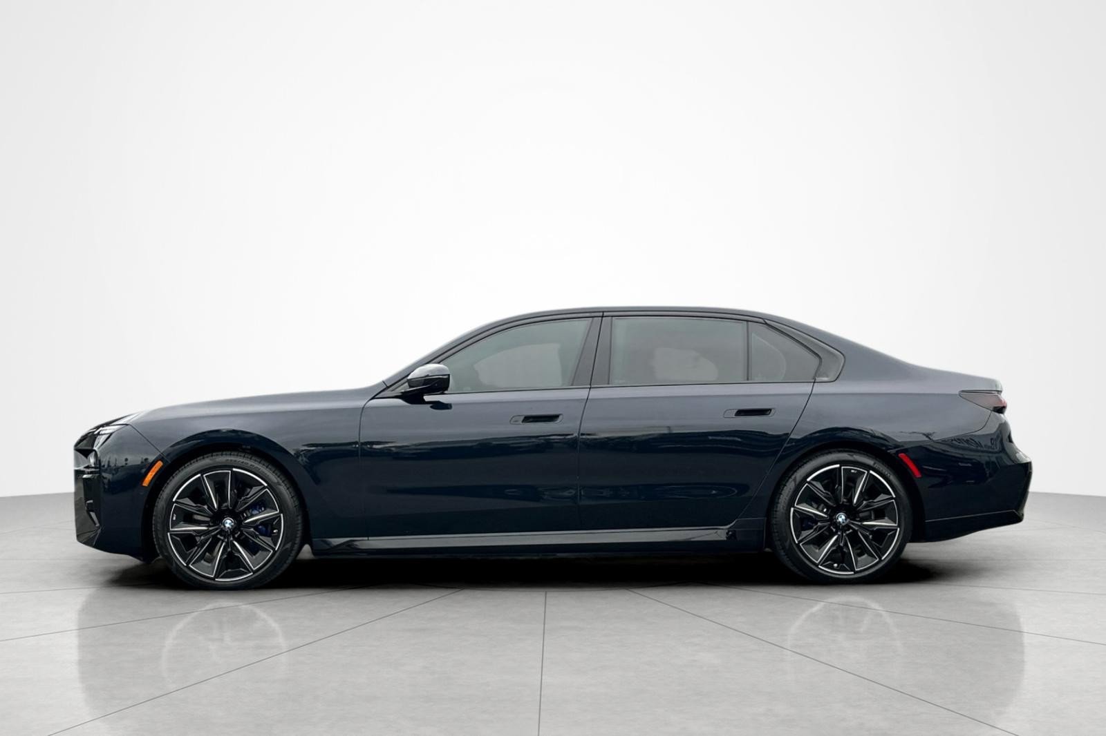 Used 2025 BMW i7 xDrive60 AWD/4WD image 2
