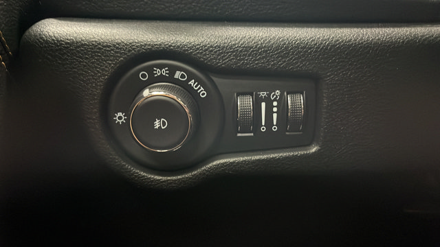 Used 2023 Chrysler Pacifica Pinnacle FWD image 35