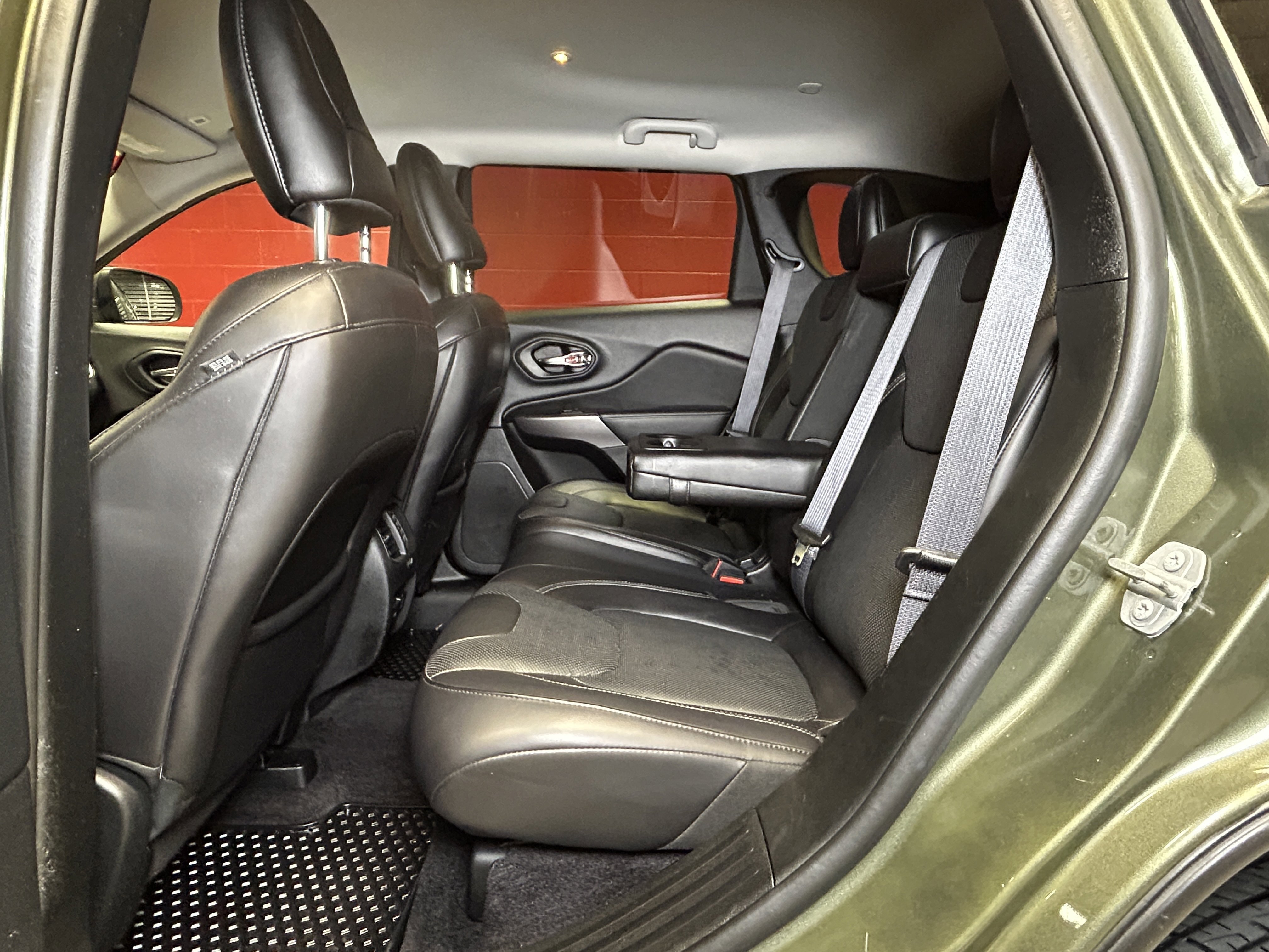 Used 2019 Jeep Cherokee Limited w/ Luxury Group image 32