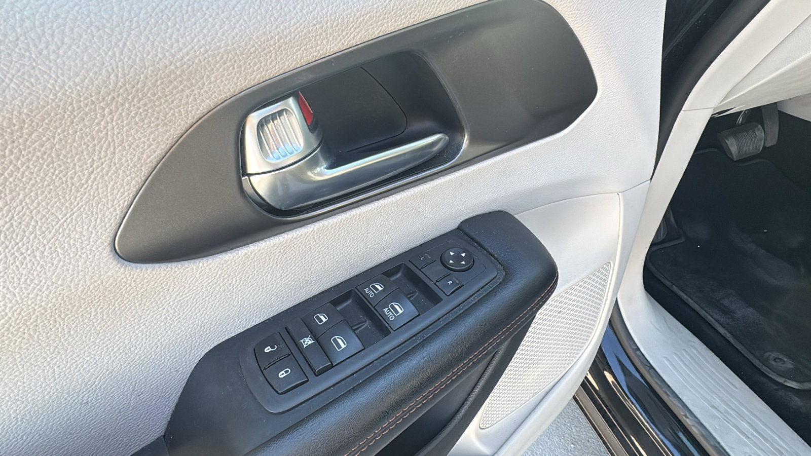 Certified 2020 Chrysler Pacifica Touring w/ Tire & Wheel Group image 12