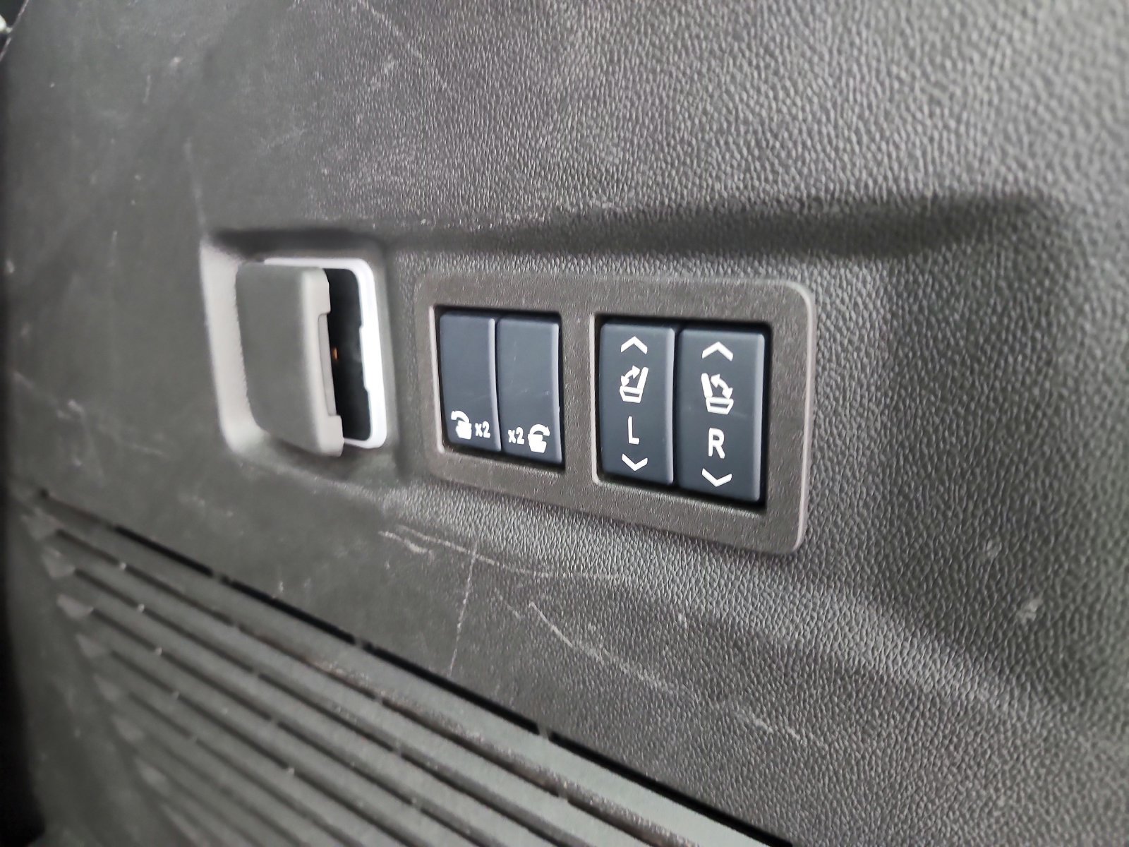 Used 2025 GMC Yukon Denali AWD/4WD image 47